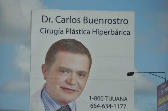 O nome combina com a profissão... Anúncio na fronteira entre México e Estados Unidos, em Tijuana